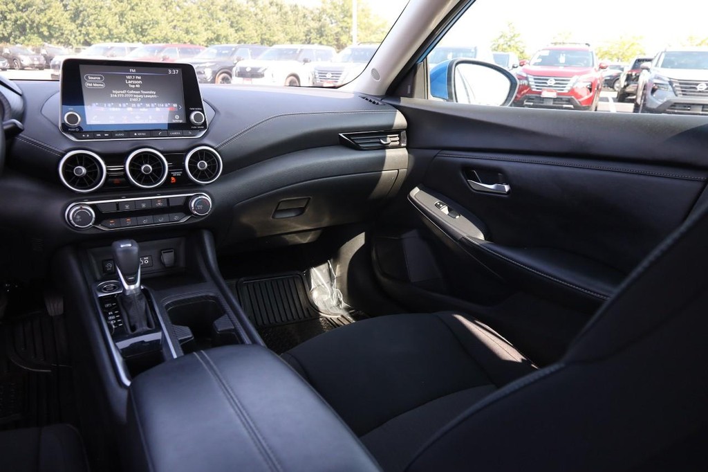 Nissan Sentra Vehicle Full-screen Gallery Image 25