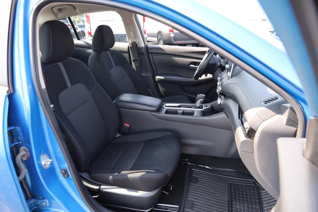 Nissan Sentra Vehicle Full-screen Gallery Image 26