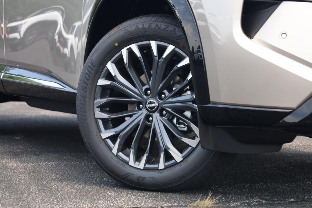 Nissan Rogue Vehicle Full-screen Gallery Image 2