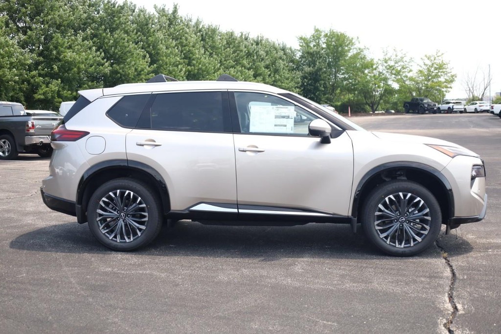 Nissan Rogue Vehicle Full-screen Gallery Image 4