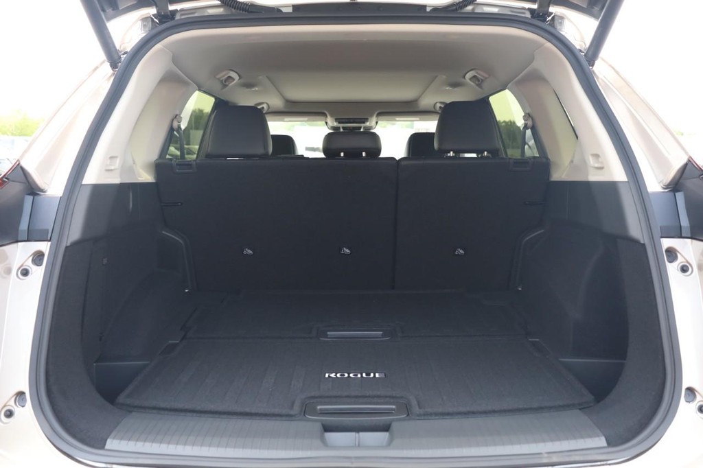 Nissan Rogue Vehicle Full-screen Gallery Image 6