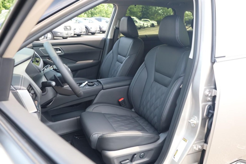 Nissan Rogue Vehicle Full-screen Gallery Image 7