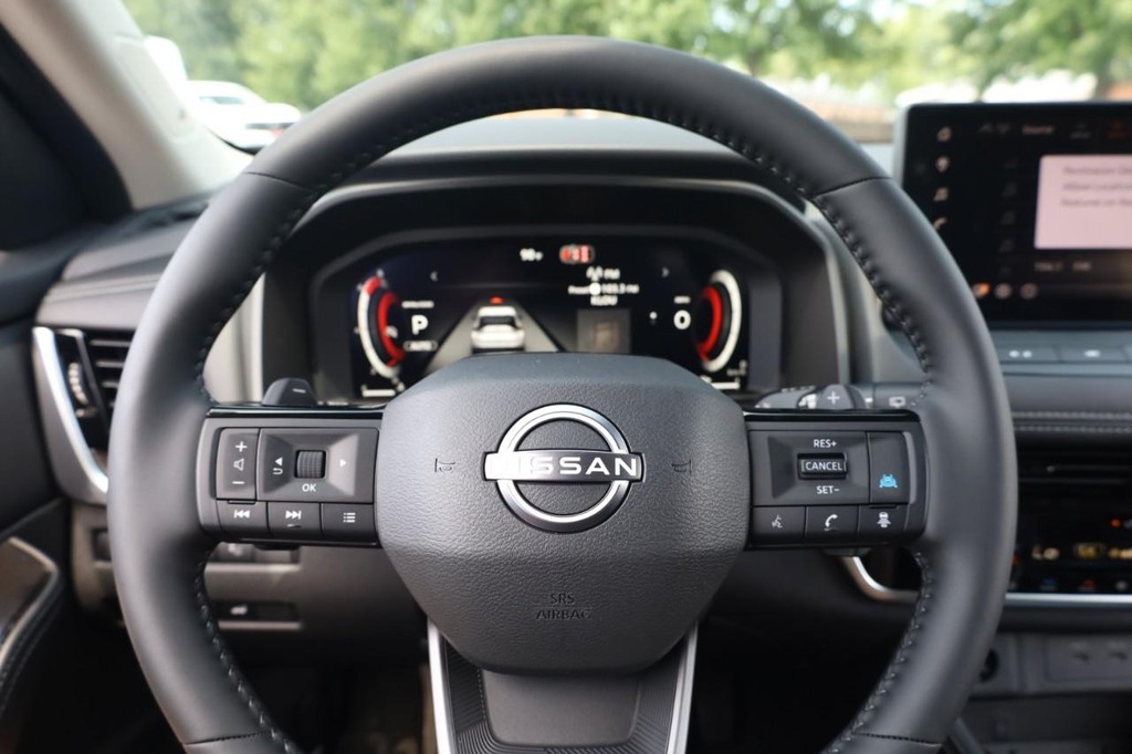 Nissan Rogue Vehicle Full-screen Gallery Image 8