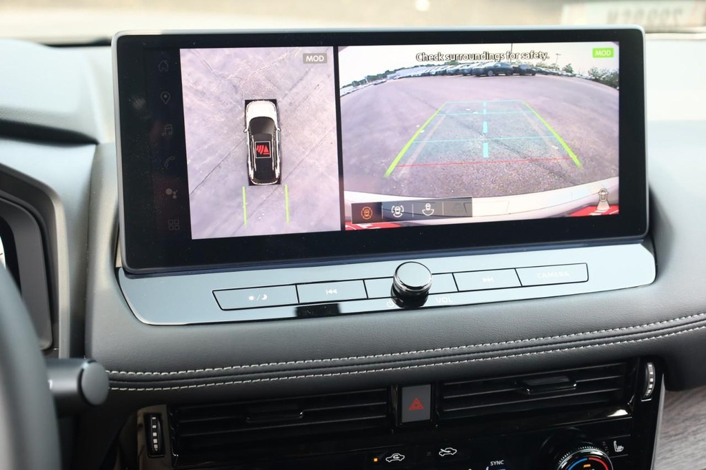Nissan Rogue Vehicle Full-screen Gallery Image 11