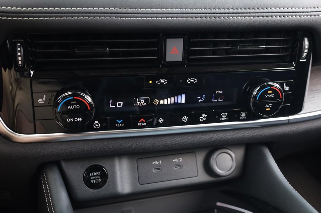 Nissan Rogue Vehicle Full-screen Gallery Image 12