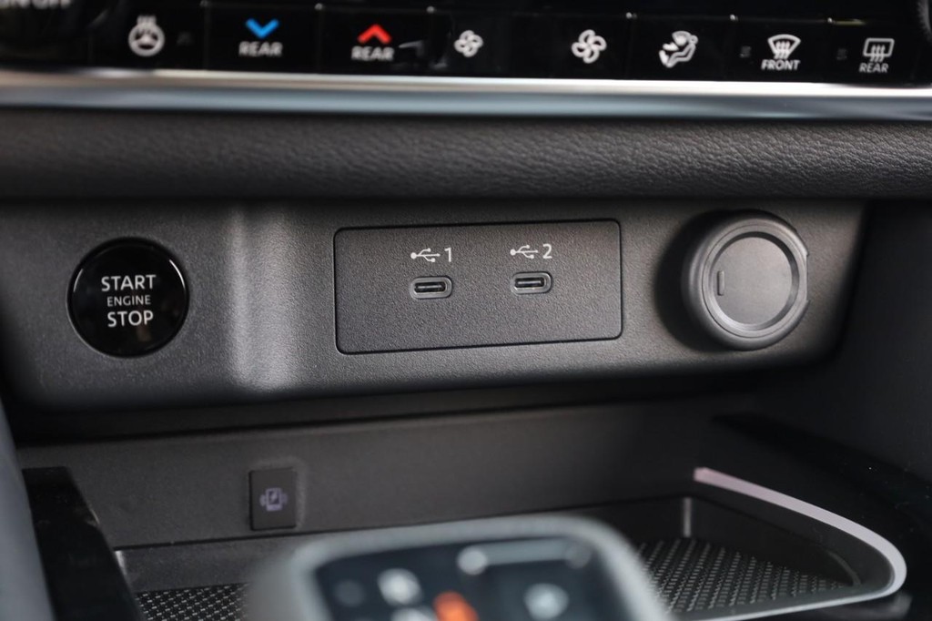 Nissan Rogue Vehicle Full-screen Gallery Image 13