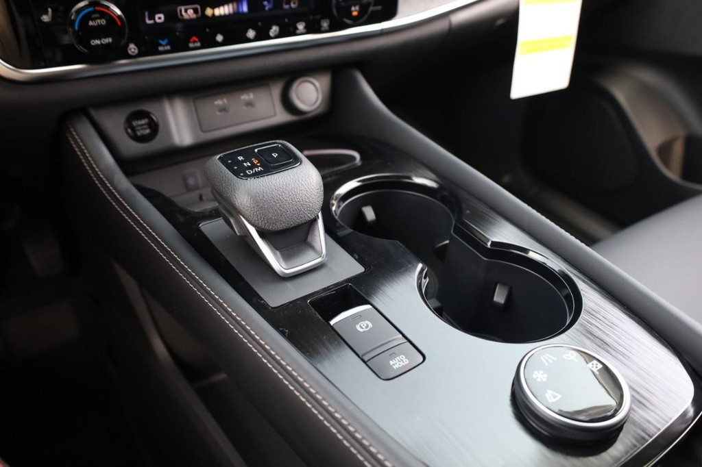 Nissan Rogue Vehicle Full-screen Gallery Image 14