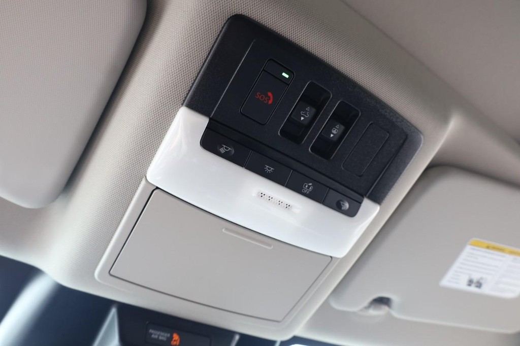 Nissan Rogue Vehicle Full-screen Gallery Image 15