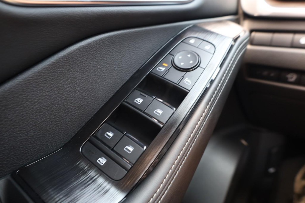 Nissan Rogue Vehicle Full-screen Gallery Image 16