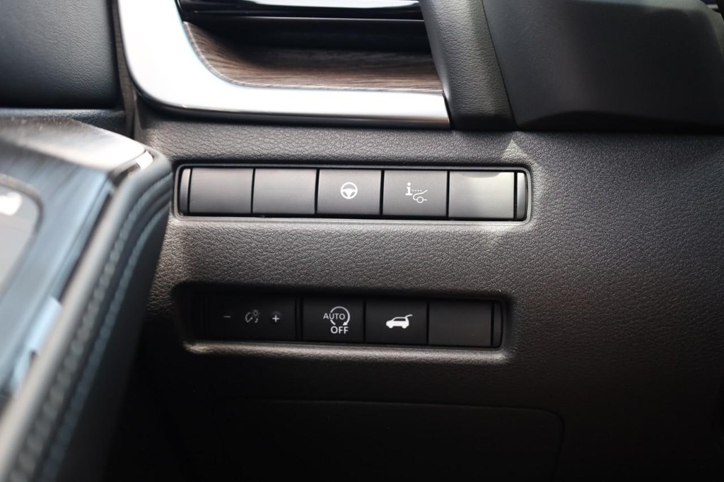 Nissan Rogue Vehicle Full-screen Gallery Image 17