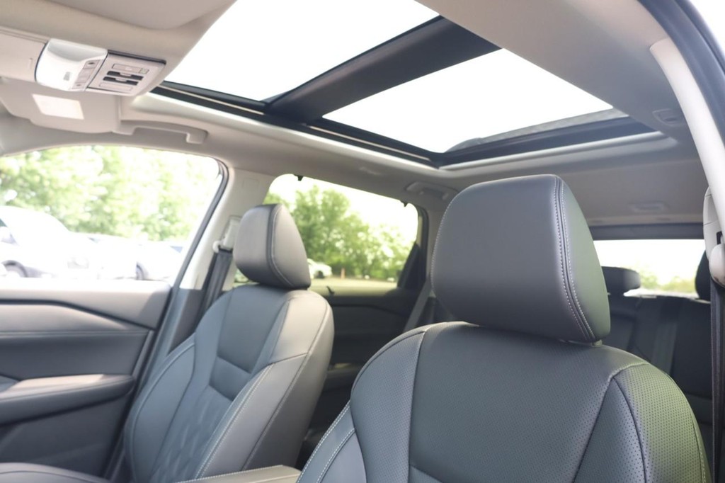 Nissan Rogue Vehicle Full-screen Gallery Image 19