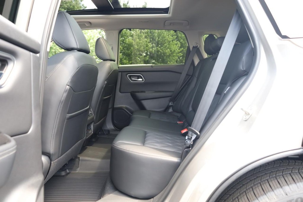 Nissan Rogue Vehicle Full-screen Gallery Image 20