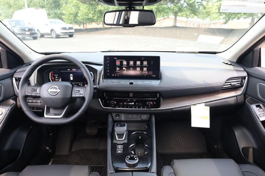 Nissan Rogue Vehicle Full-screen Gallery Image 21