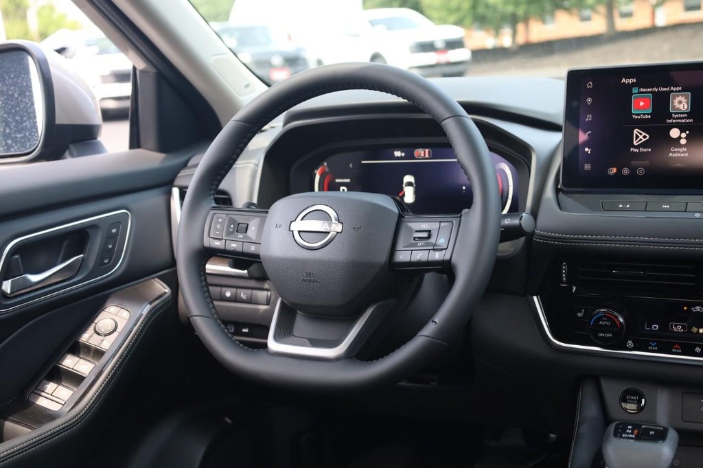 Nissan Rogue Vehicle Full-screen Gallery Image 22