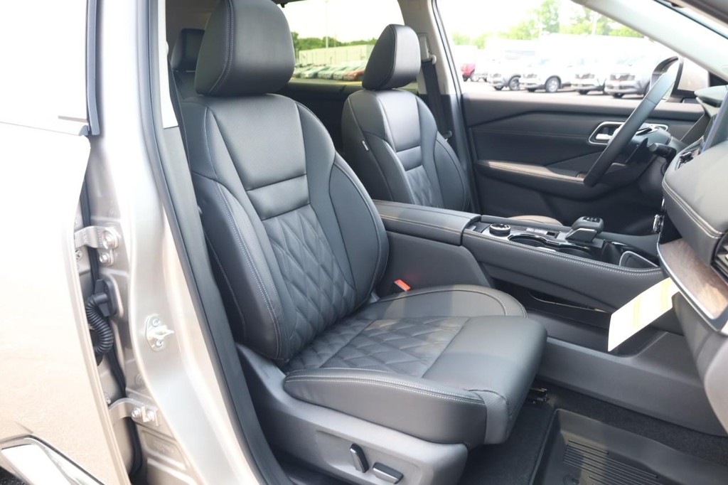 Nissan Rogue Vehicle Full-screen Gallery Image 23