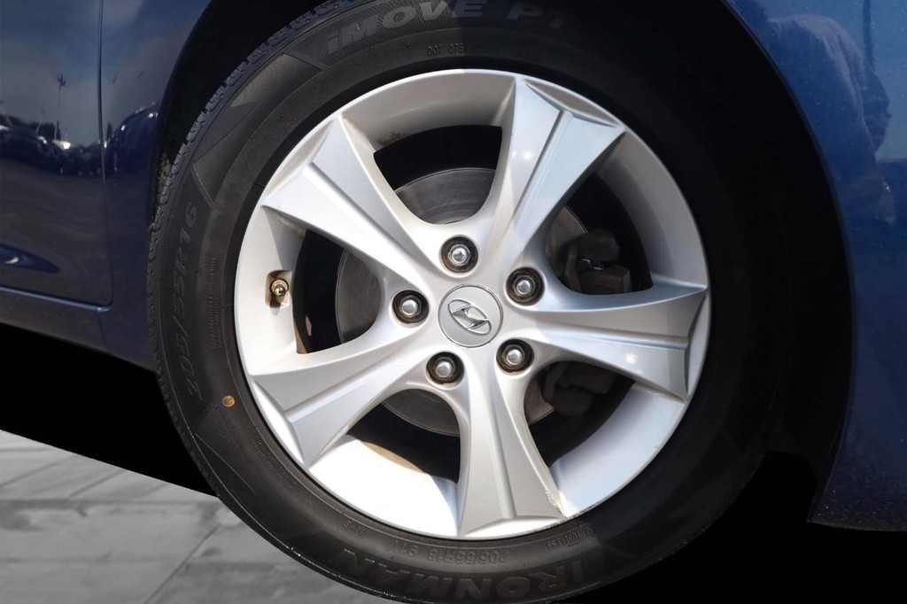 Hyundai Elantra Vehicle Full-screen Gallery Image 03