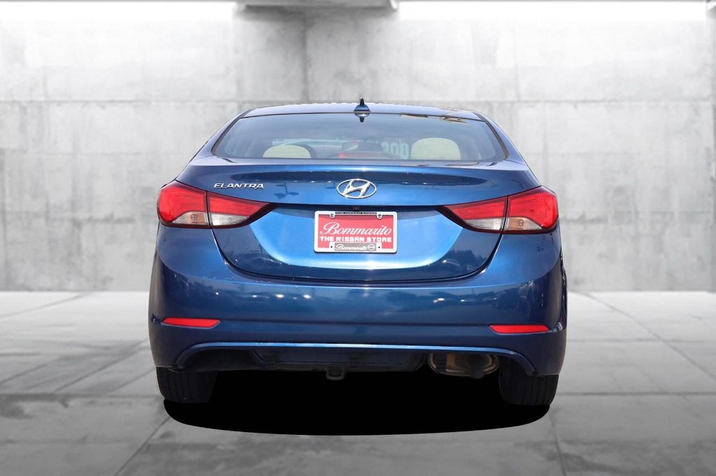 Hyundai Elantra Vehicle Full-screen Gallery Image 06