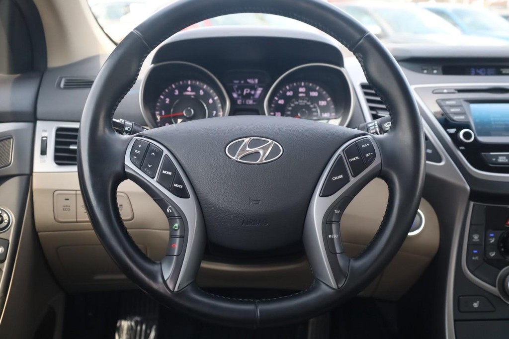 Hyundai Elantra Vehicle Full-screen Gallery Image 07