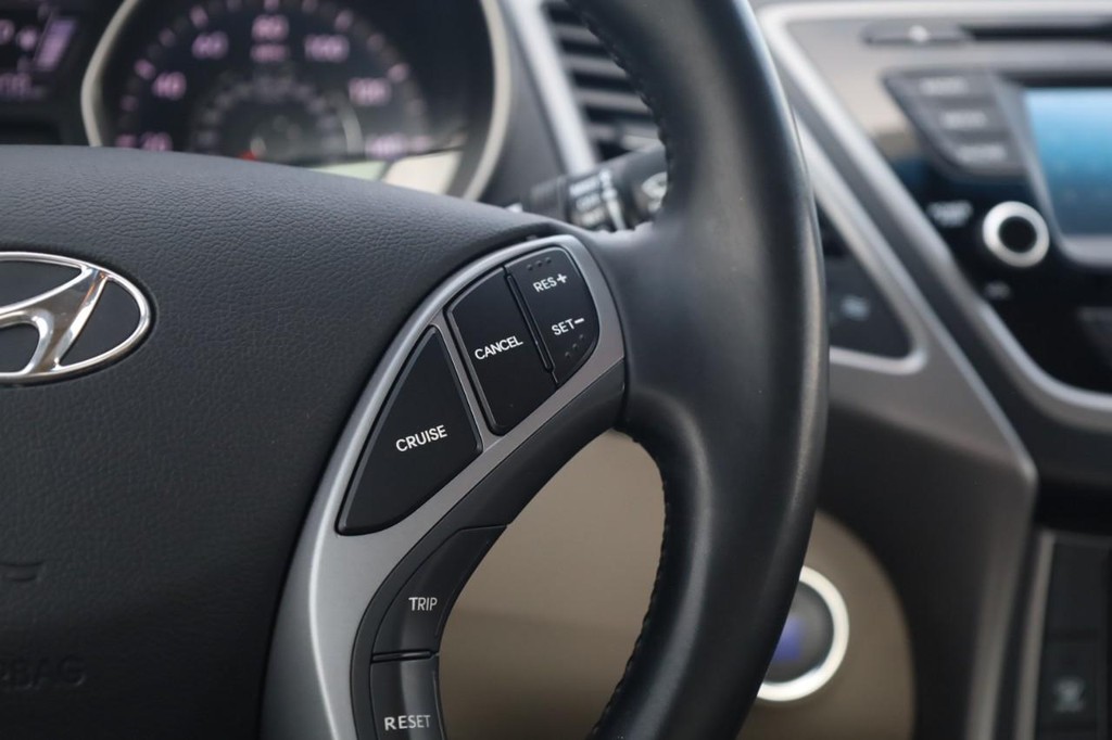 Hyundai Elantra Vehicle Full-screen Gallery Image 08