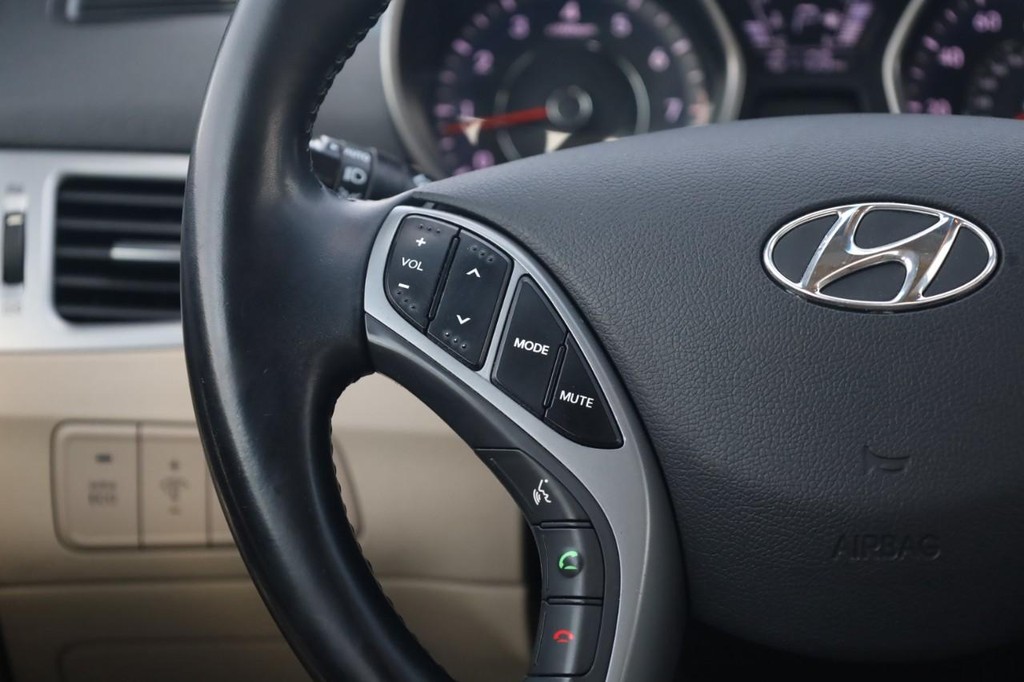 Hyundai Elantra Vehicle Full-screen Gallery Image 09