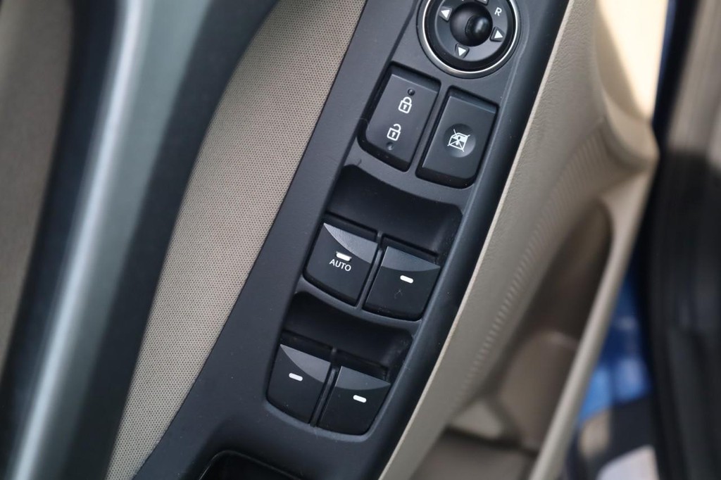 Hyundai Elantra Vehicle Full-screen Gallery Image 10