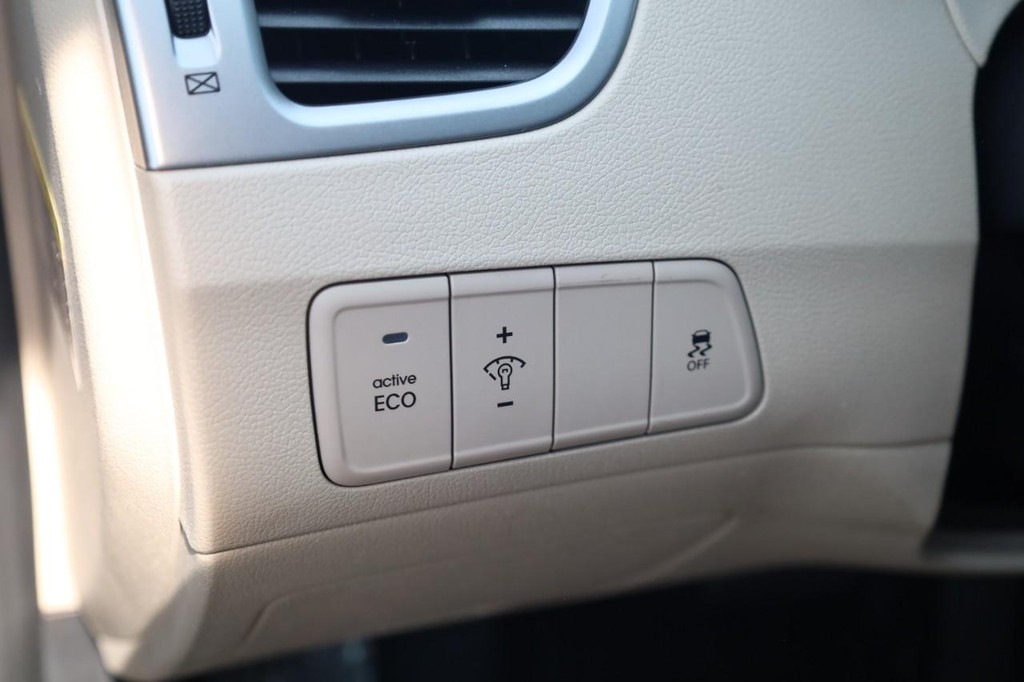 Hyundai Elantra Vehicle Full-screen Gallery Image 11