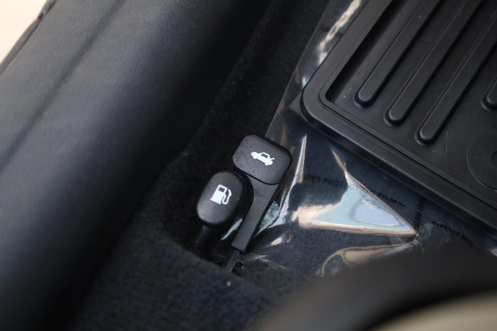 Hyundai Elantra Vehicle Full-screen Gallery Image 12