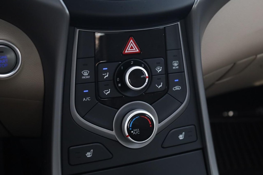 Hyundai Elantra Vehicle Full-screen Gallery Image 17