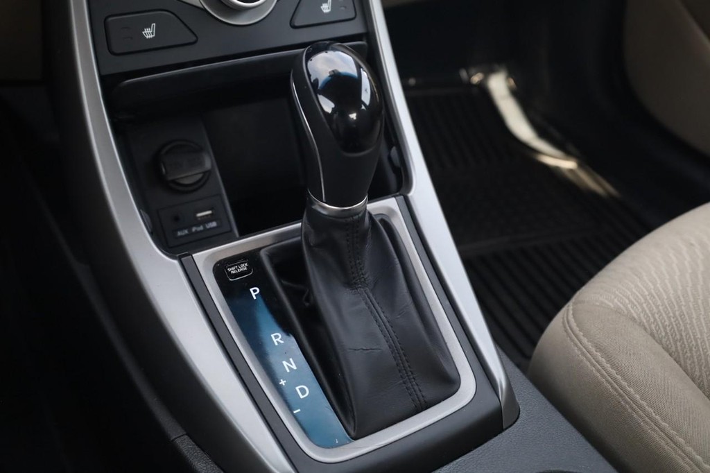 Hyundai Elantra Vehicle Full-screen Gallery Image 19