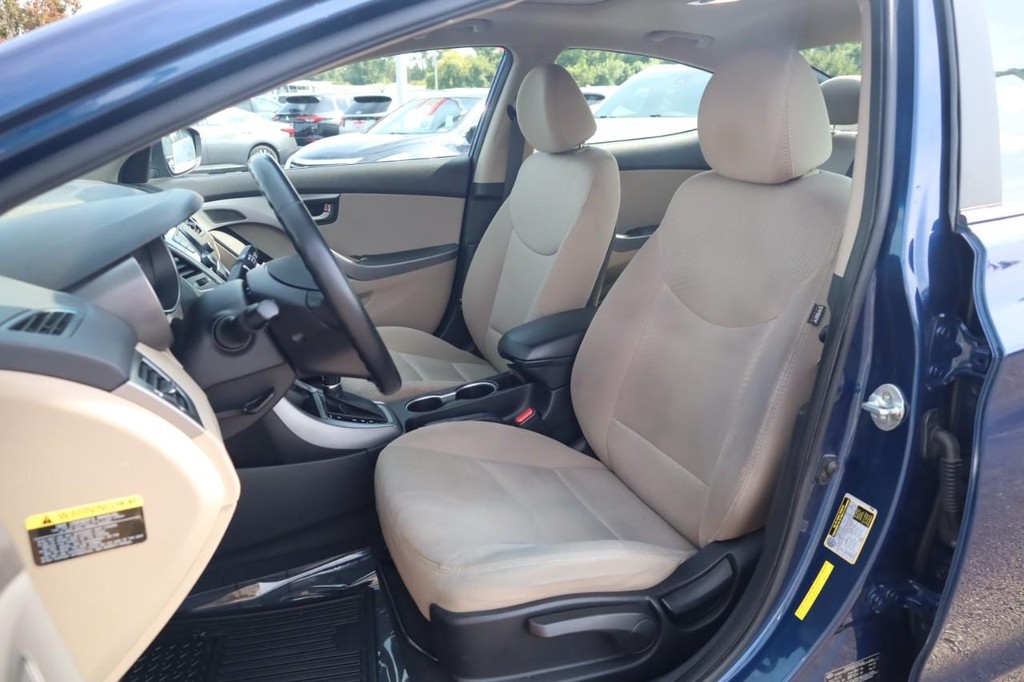 Hyundai Elantra Vehicle Full-screen Gallery Image 20