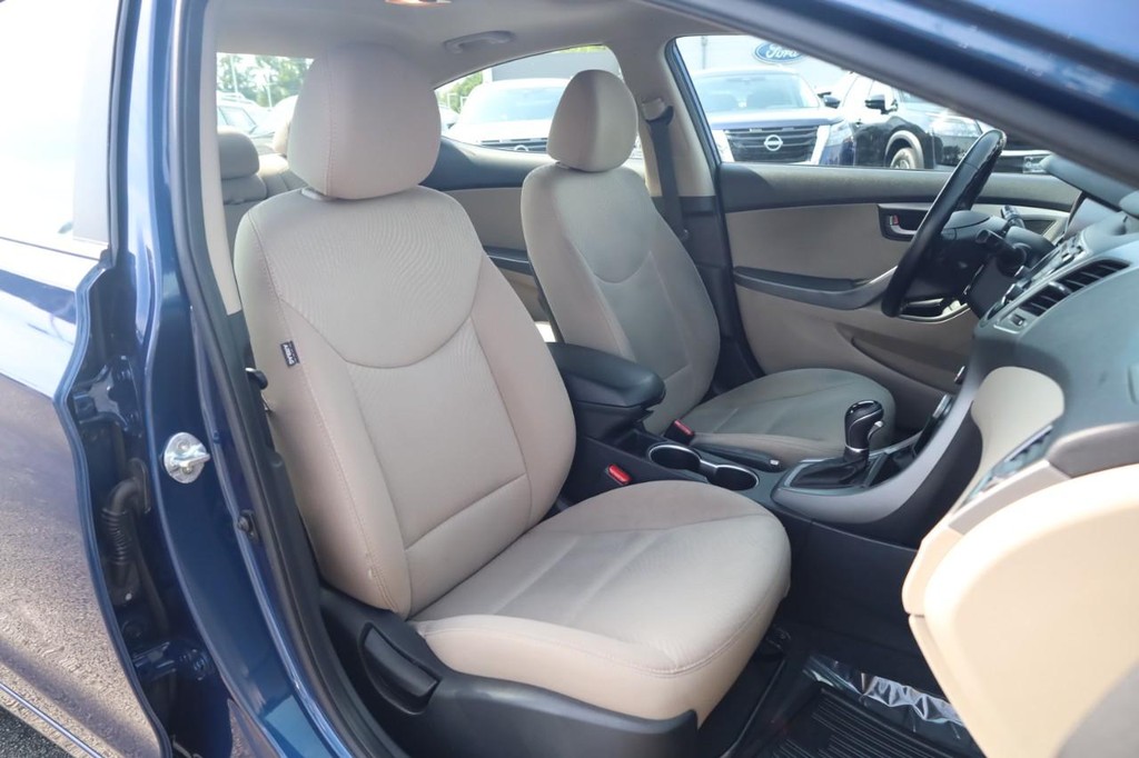 Hyundai Elantra Vehicle Full-screen Gallery Image 21