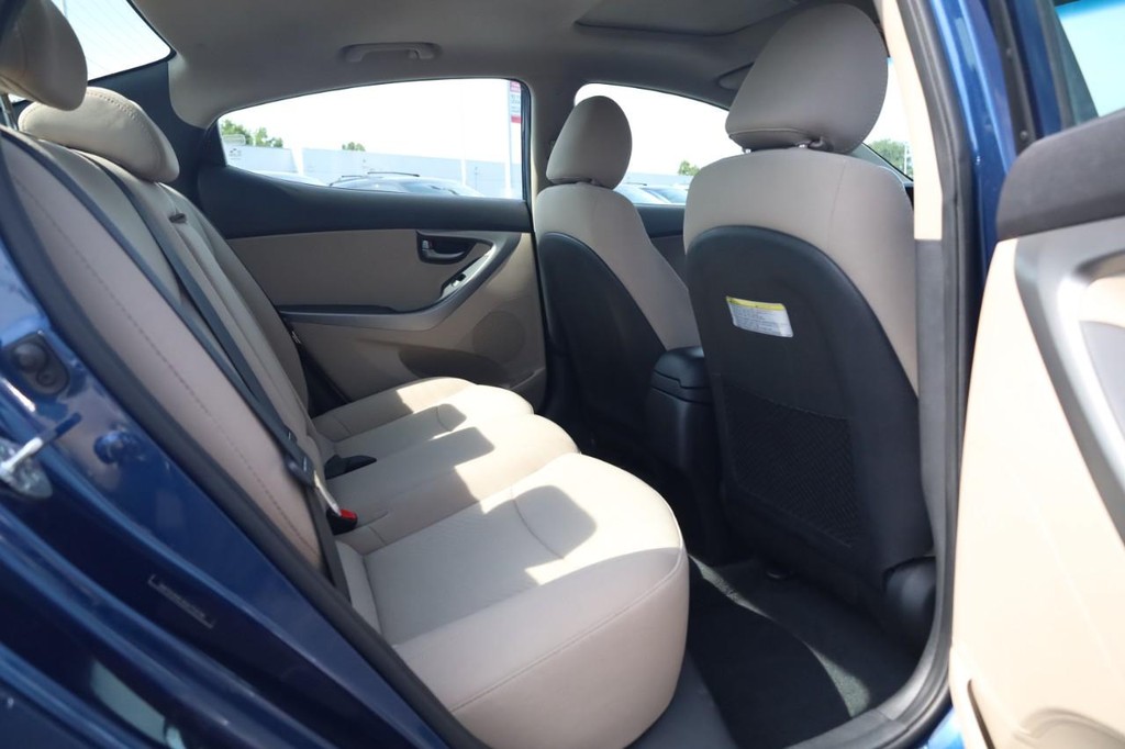 Hyundai Elantra Vehicle Full-screen Gallery Image 22