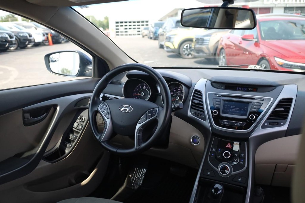 Hyundai Elantra Vehicle Full-screen Gallery Image 23