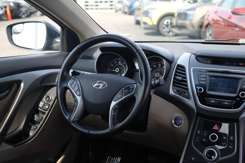 Hyundai Elantra Vehicle Full-screen Gallery Image 24