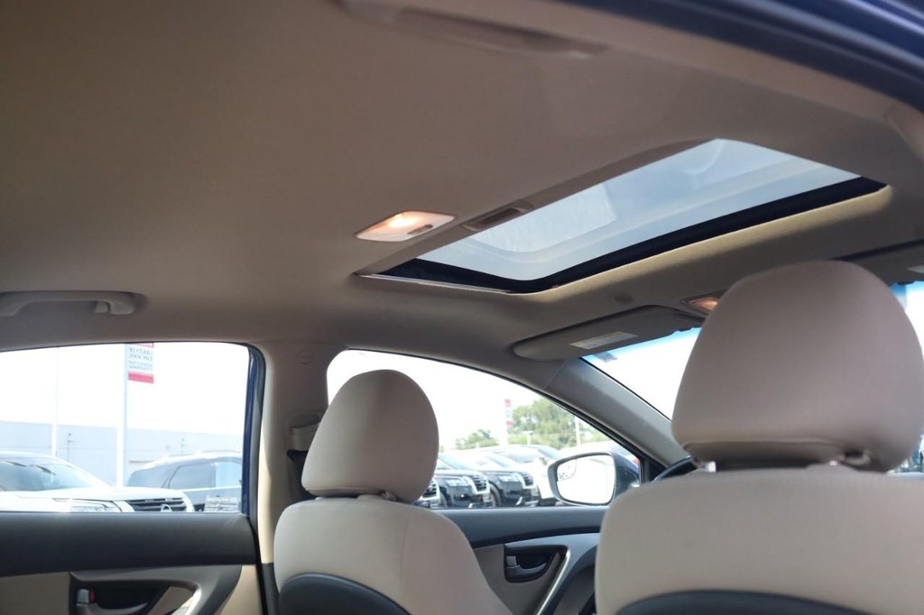 Hyundai Elantra Vehicle Full-screen Gallery Image 25