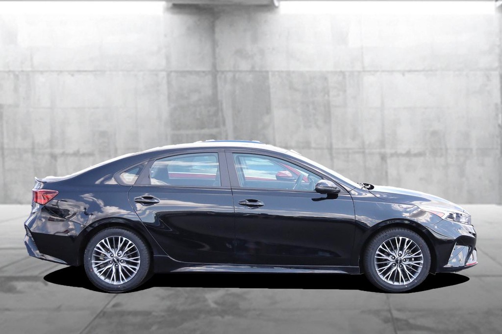 Kia Forte Vehicle Full-screen Gallery Image 5