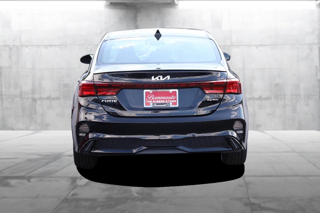 Kia Forte Vehicle Full-screen Gallery Image 6