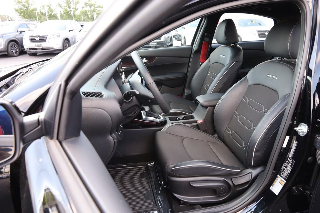 Kia Forte Vehicle Full-screen Gallery Image 8