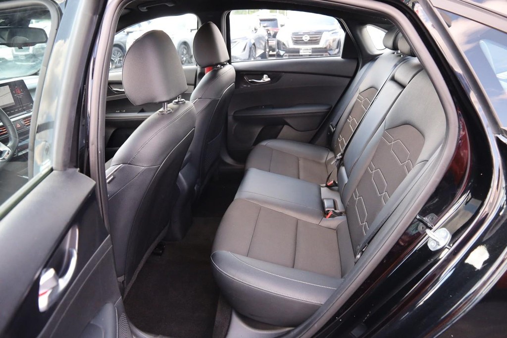 Kia Forte Vehicle Full-screen Gallery Image 9