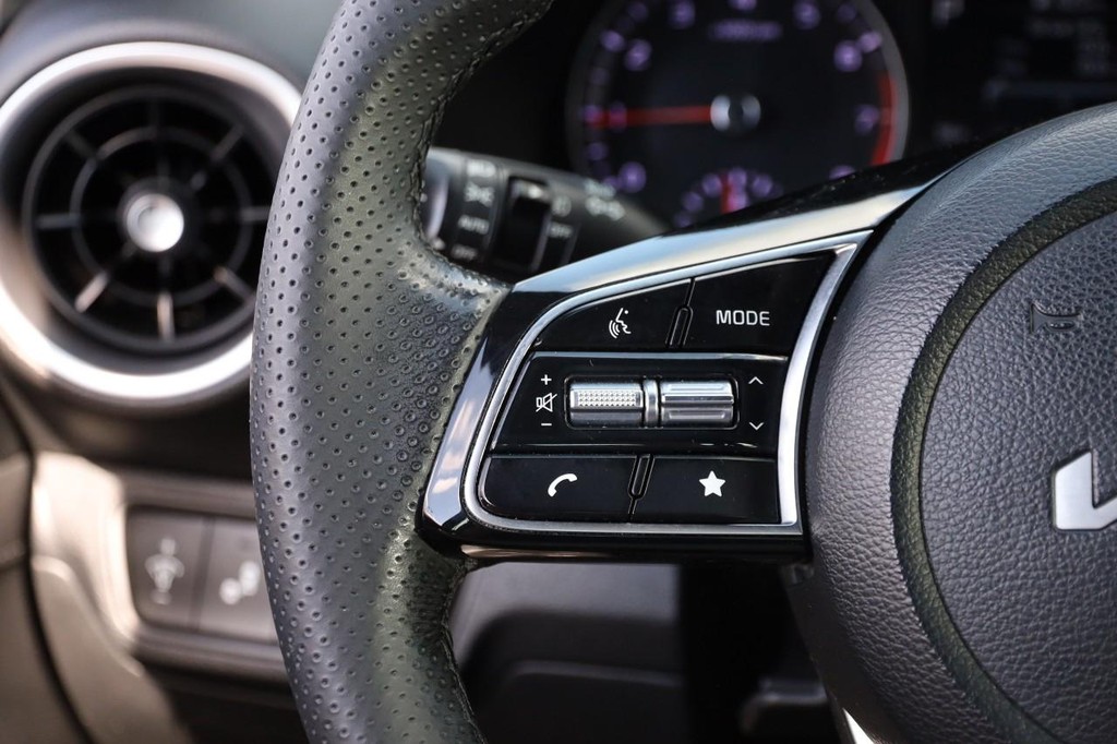 Kia Forte Vehicle Full-screen Gallery Image 11