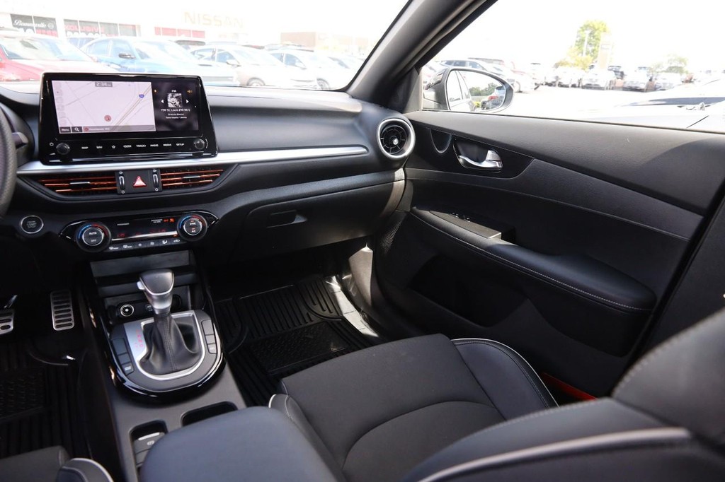Kia Forte Vehicle Full-screen Gallery Image 28