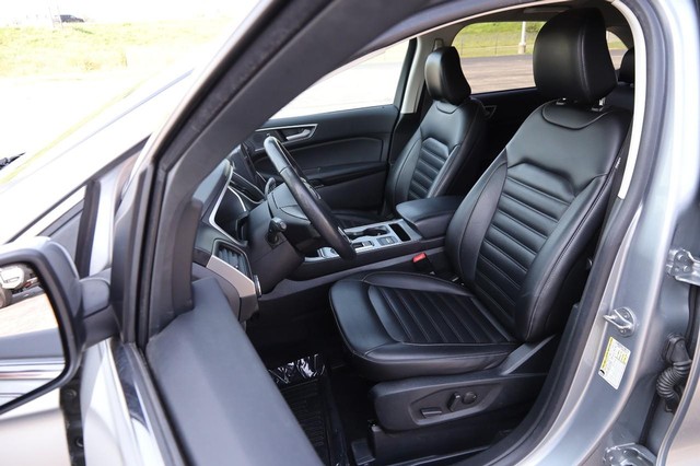 Ford Edge Vehicle Full-screen Gallery Image 9