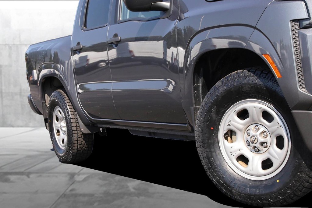 Nissan Frontier Vehicle Full-screen Gallery Image 3