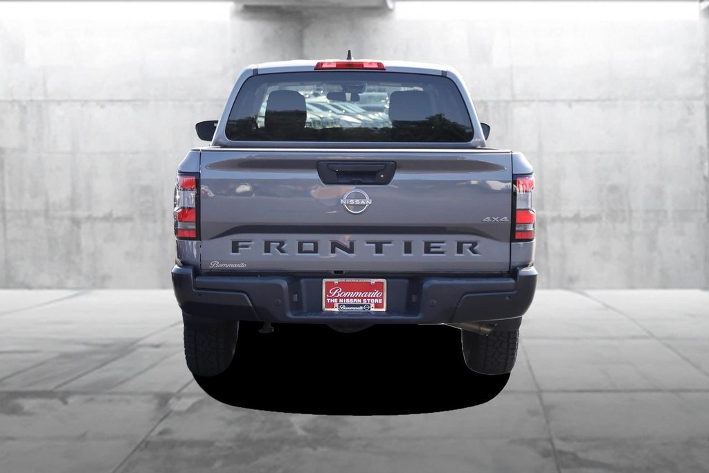 Nissan Frontier Vehicle Full-screen Gallery Image 6