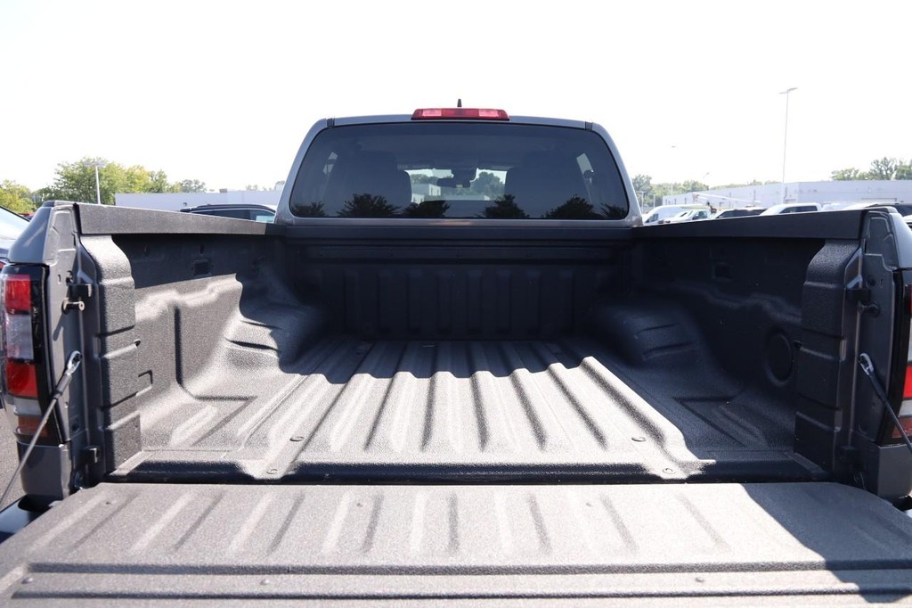 Nissan Frontier Vehicle Full-screen Gallery Image 7