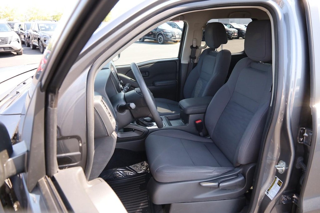 Nissan Frontier Vehicle Full-screen Gallery Image 8