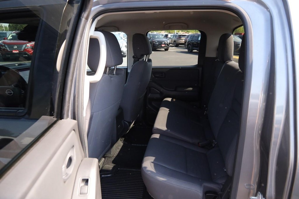 Nissan Frontier Vehicle Full-screen Gallery Image 9