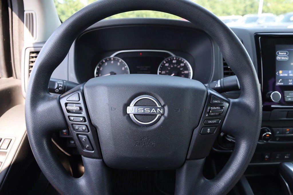 Nissan Frontier Vehicle Full-screen Gallery Image 10