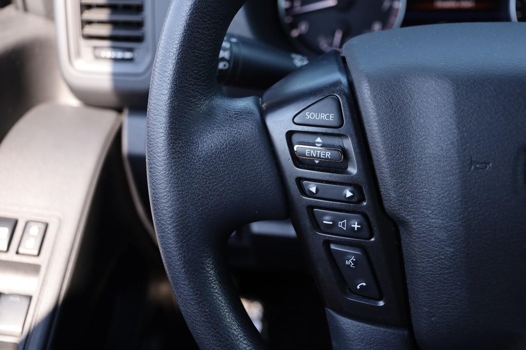 Nissan Frontier Vehicle Full-screen Gallery Image 11