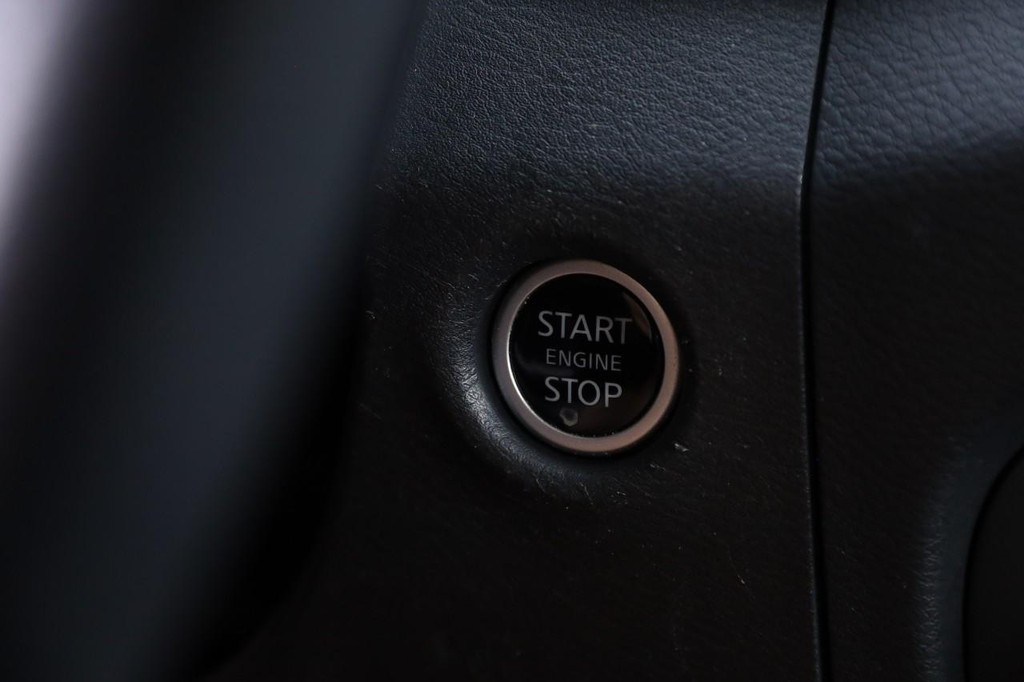 Nissan Frontier Vehicle Full-screen Gallery Image 14